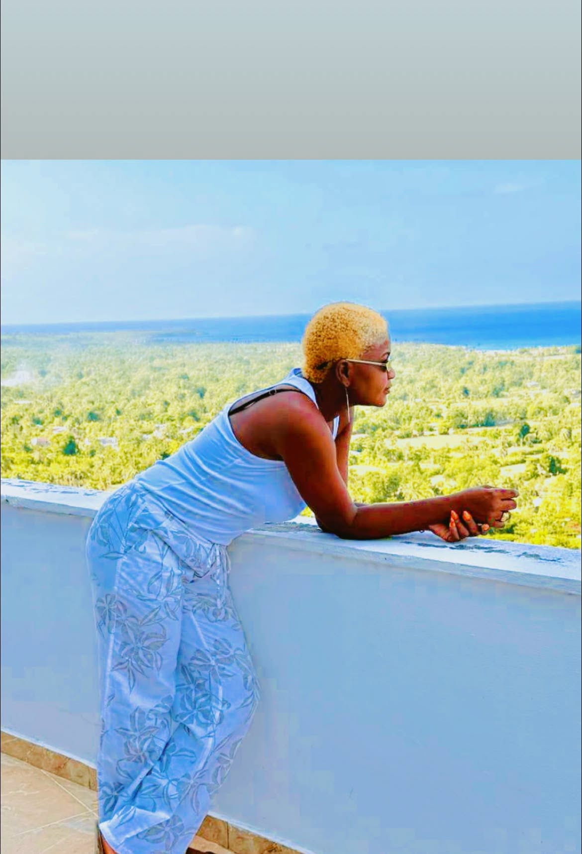 Marquise Ferjuste face à l’horizon depuis une hauteur du Sud d’Haïti